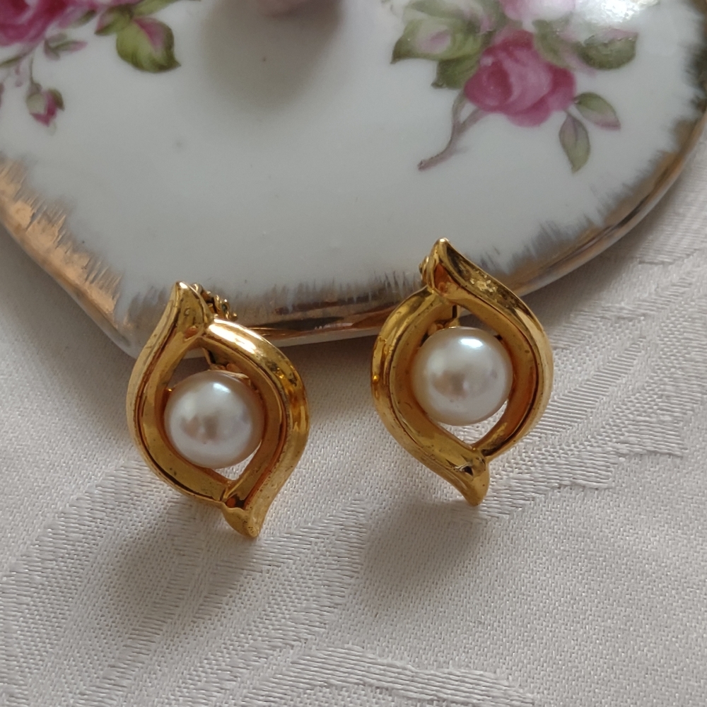 Eye chakra Faux pearl gold tone vintage Napier screw back earrings